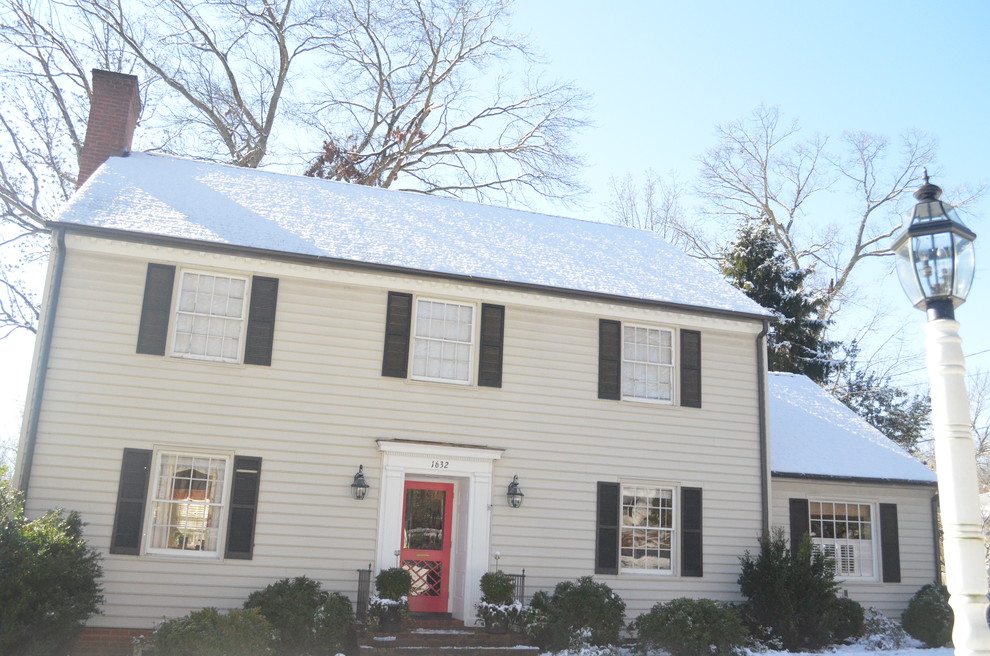 Exemple d'une façade de maison blanche nature en panneau de béton fibré de taille moyenne et à un étage avec un toit à deux pans.