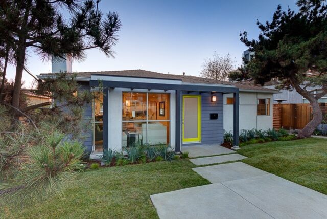 Inspiration för små moderna blå hus, med allt i ett plan, blandad fasad och valmat tak