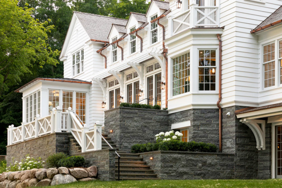 Ispirazione per la facciata di una casa bianca classica a due piani di medie dimensioni con rivestimenti misti e copertura a scandole