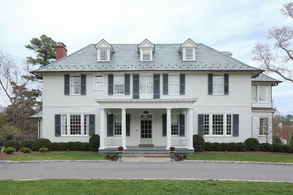 Zweistöckiges Klassisches Einfamilienhaus mit weißer Fassadenfarbe, Walmdach, Schindeldach und Dachgaube in Richmond