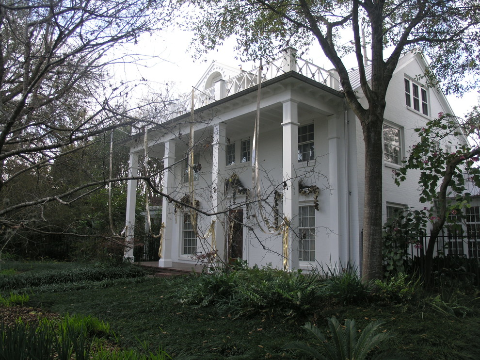 Foto della facciata di una casa bianca classica a tre piani di medie dimensioni con rivestimento in mattoni
