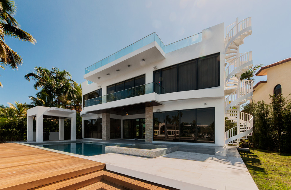 Dreistöckiges Modernes Haus mit weißer Fassadenfarbe in Miami