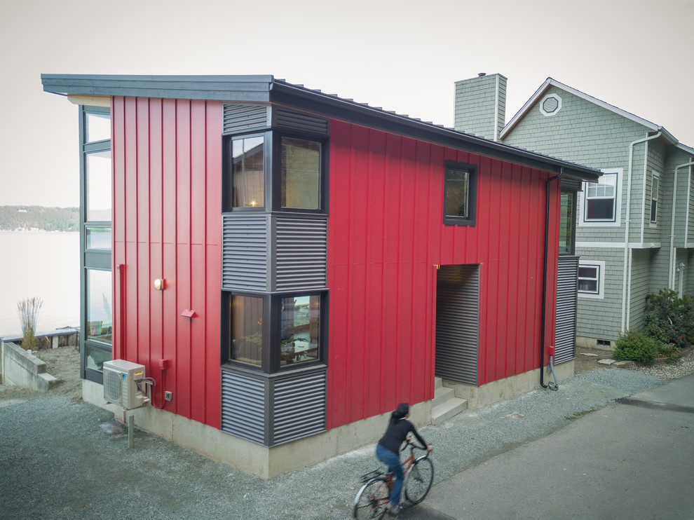 Idee per la facciata di una casa piccola moderna a due piani con rivestimenti misti e copertura in metallo o lamiera