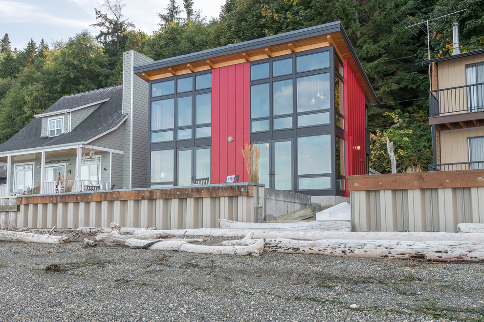 Diseño de fachada de casa roja moderna pequeña de dos plantas con revestimientos combinados, tejado de un solo tendido y tejado de metal
