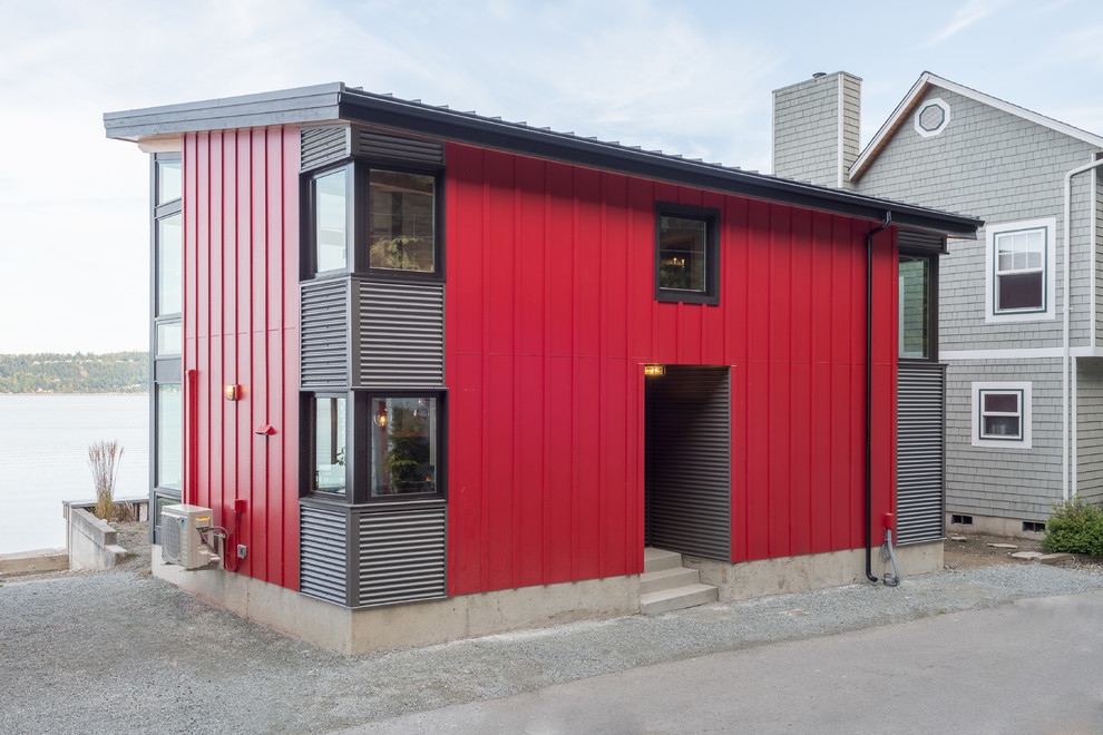 Kleines, Zweistöckiges Modernes Einfamilienhaus mit Mix-Fassade, Pultdach und Blechdach in Seattle