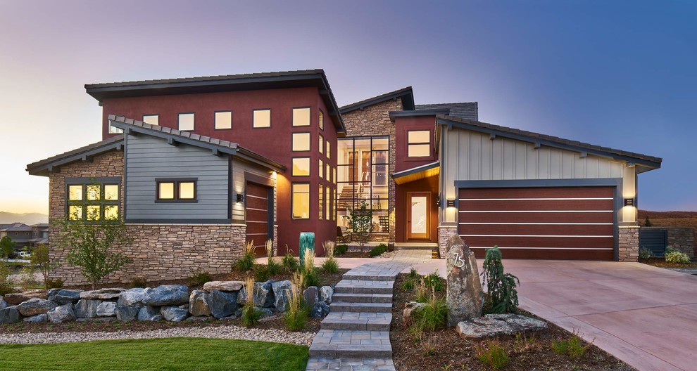 Großes, Zweistöckiges Modernes Einfamilienhaus mit Mix-Fassade, roter Fassadenfarbe und Pultdach in Denver