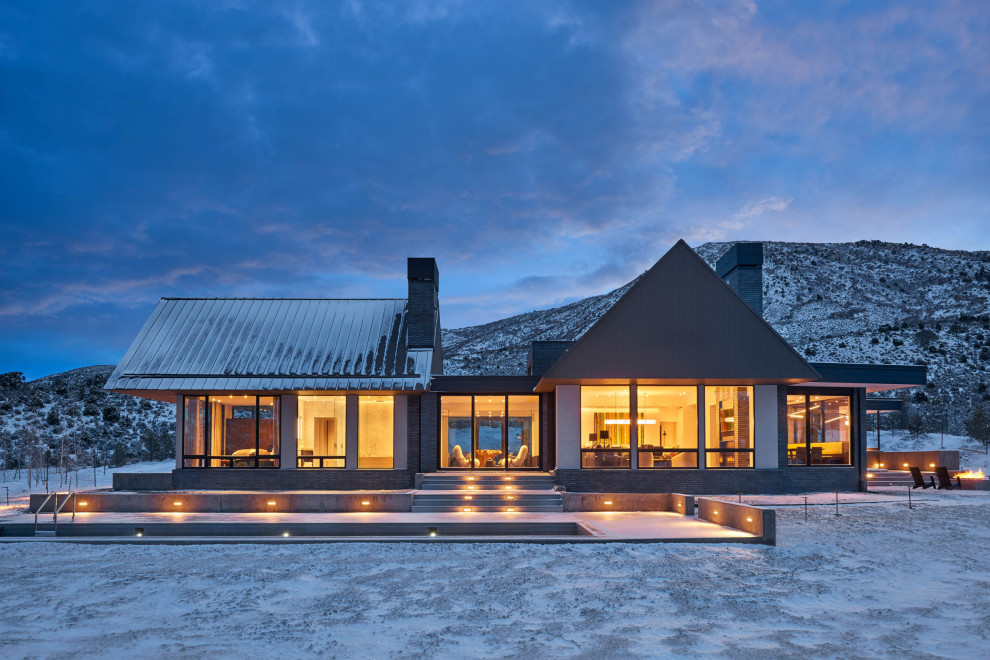 Diseño de fachada de casa actual de una planta con tejado a dos aguas y tejado de metal