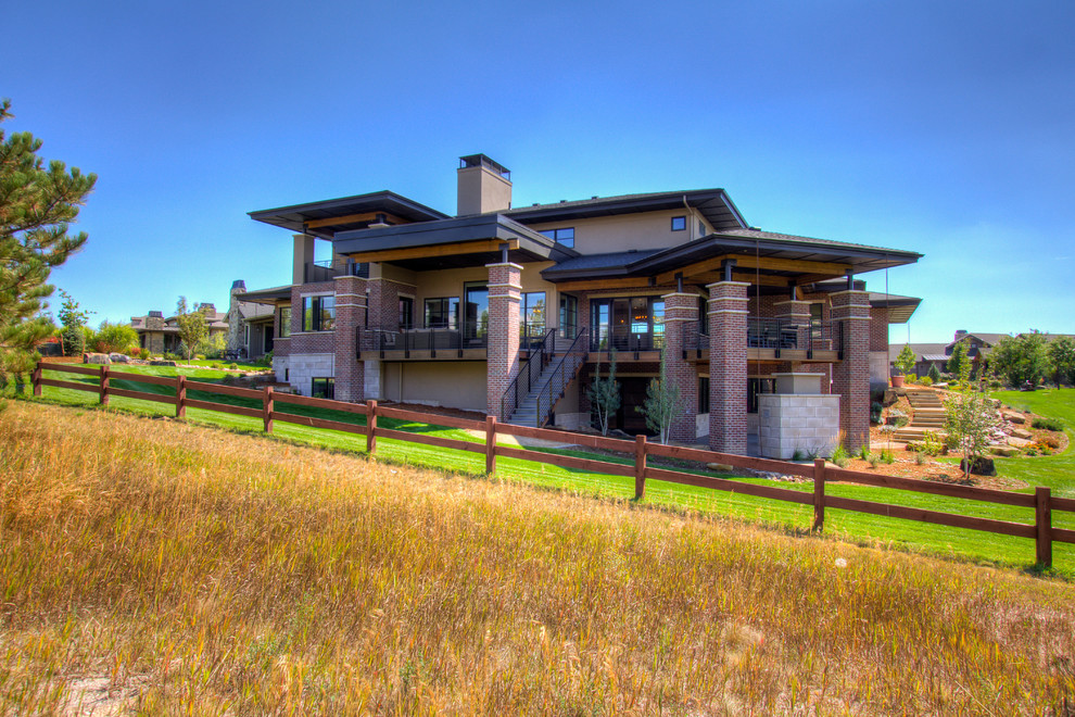 Großes Shabby-Look Einfamilienhaus mit Backsteinfassade, roter Fassadenfarbe, Walmdach und Schindeldach in Denver