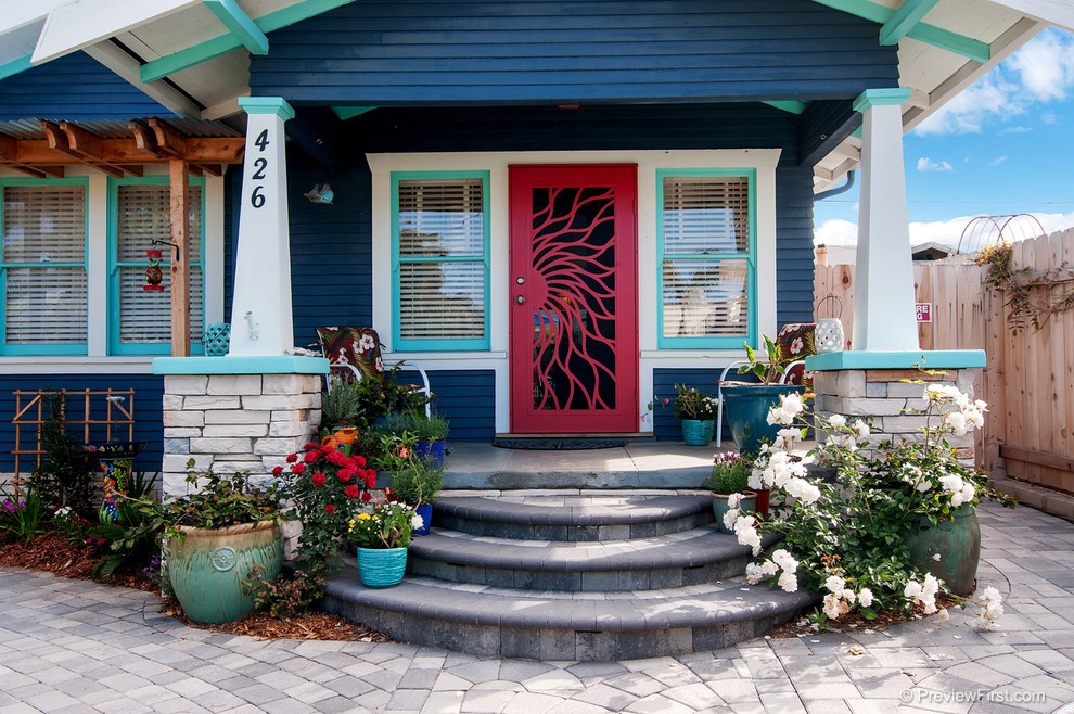 Kleines, Einstöckiges Maritimes Einfamilienhaus mit Mix-Fassade, blauer Fassadenfarbe, Satteldach und Schindeldach in San Diego