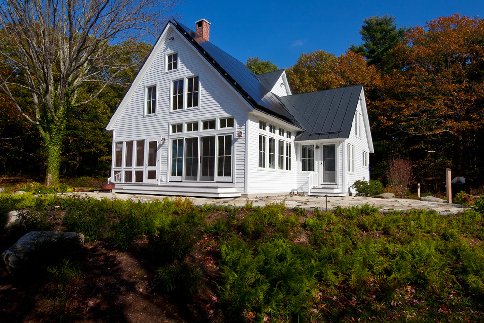 Пример оригинального дизайна: двухэтажный, деревянный, белый дом в современном стиле с двускатной крышей