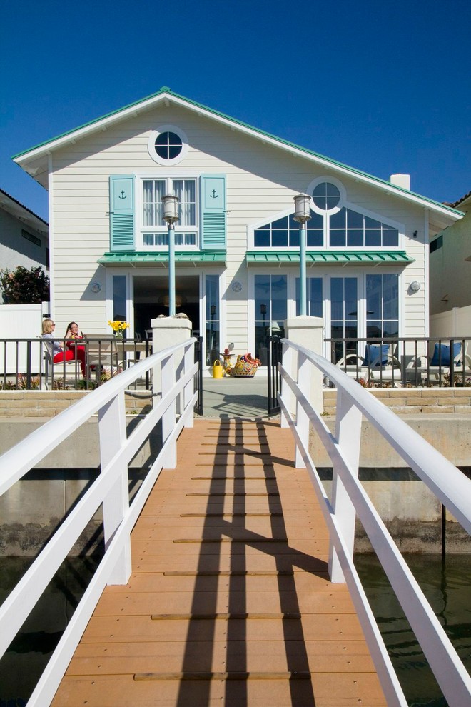 Источник вдохновения для домашнего уюта: двухэтажный, бежевый дом среднего размера в морском стиле с комбинированной облицовкой