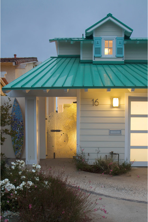 サンディエゴにある高級な中くらいなビーチスタイルのおしゃれな二階建ての家 (コンクリート繊維板サイディング、黄色い外壁) の写真