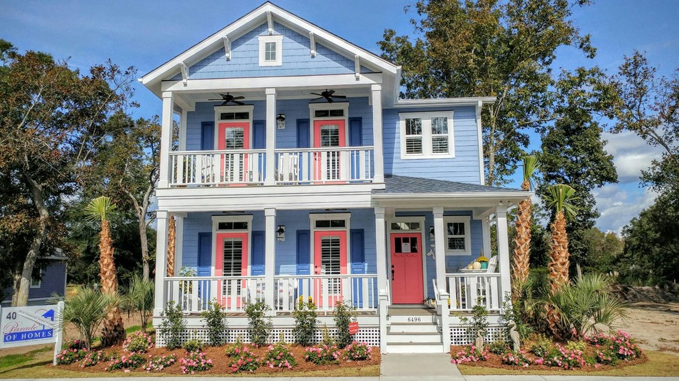 Idée de décoration pour une grande façade de maison bleue marine en panneau de béton fibré à un étage avec un toit à deux pans.