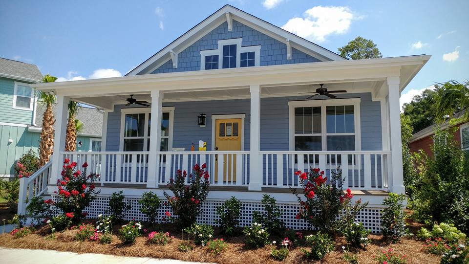 На фото: одноэтажный, синий дом среднего размера в морском стиле с облицовкой из ЦСП и односкатной крышей с