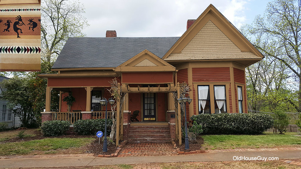 Стильный дизайн: маленький, одноэтажный, деревянный, коричневый дом в викторианском стиле с двускатной крышей для на участке и в саду - последний тренд