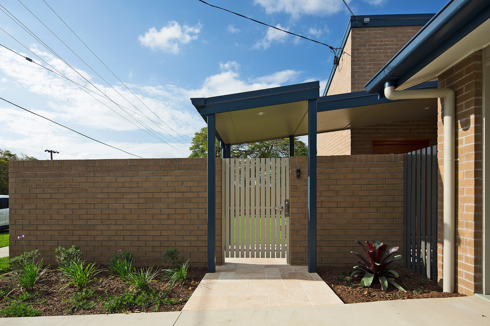 Esempio della facciata di una casa verde contemporanea a un piano di medie dimensioni con rivestimento in mattoni e tetto piano