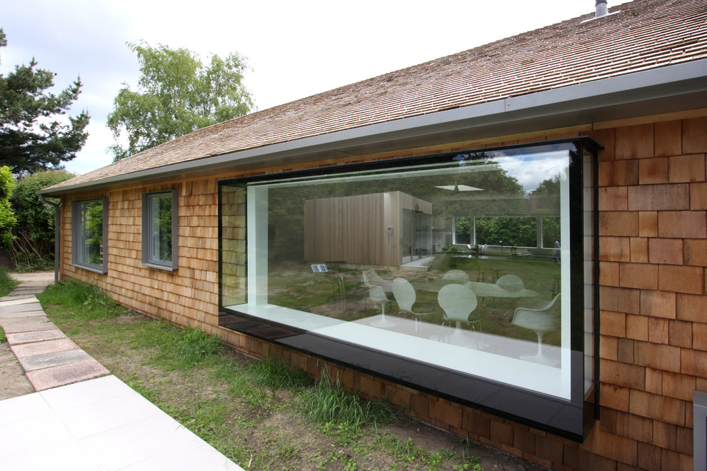 Idee per la facciata di una casa beige moderna a un piano di medie dimensioni con rivestimenti misti