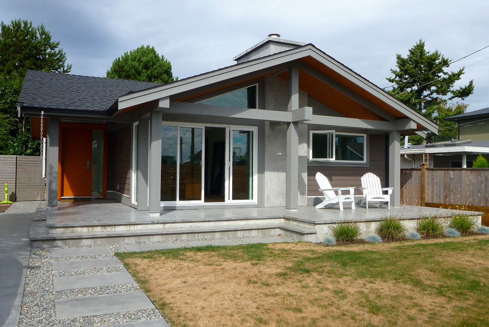 Kleine, Einstöckige Moderne Holzfassade Haus mit grauer Fassadenfarbe in Vancouver