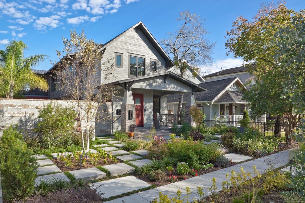 Rustikales Haus mit grauer Fassadenfarbe in Houston