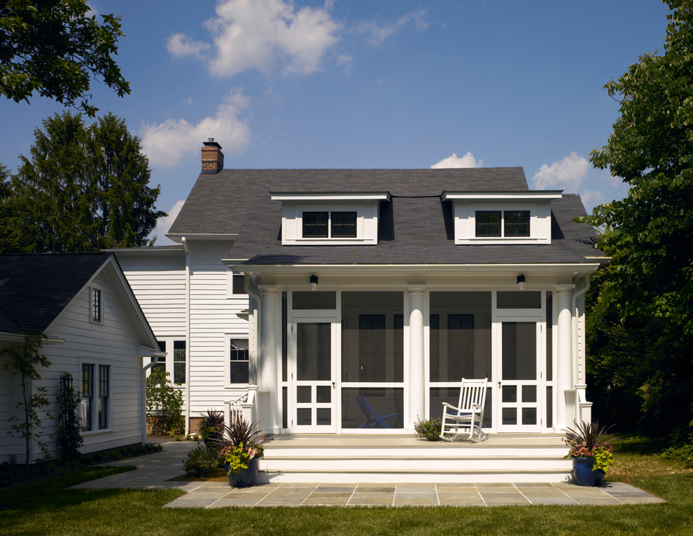 Immagine della facciata di una casa bianca classica