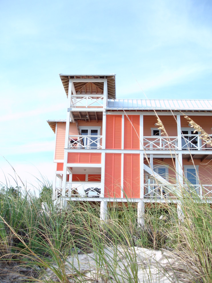 他の地域にある高級なビーチスタイルのおしゃれな家の外観の写真