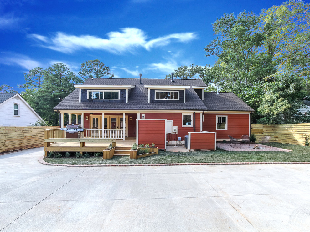Foto på ett mellanstort amerikanskt rött hus, med allt i ett plan och blandad fasad