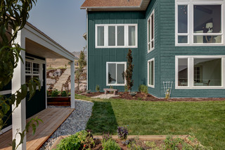 ターコイズブルーのおしゃれな家の外観 緑の外壁 の画像 21年4月 Houzz ハウズ