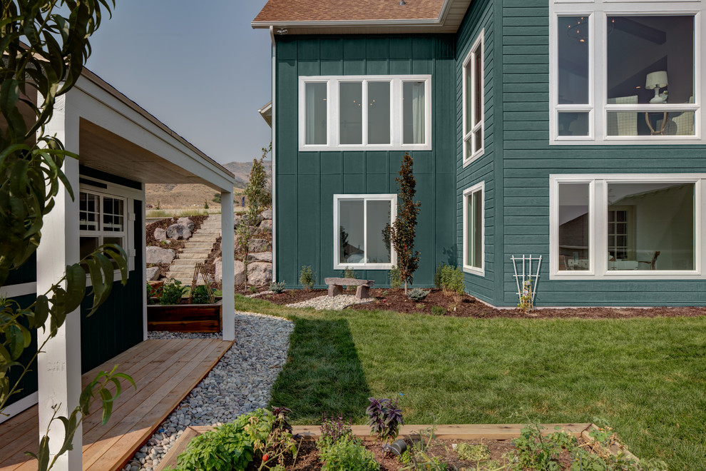Großes, Zweistöckiges Shabby-Look Einfamilienhaus mit Mix-Fassade, grüner Fassadenfarbe, Satteldach und Schindeldach in Salt Lake City