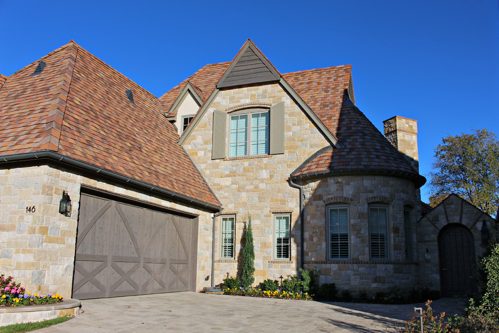 Cette image montre une façade de maison beige traditionnelle en pierre à un étage avec un toit à quatre pans.