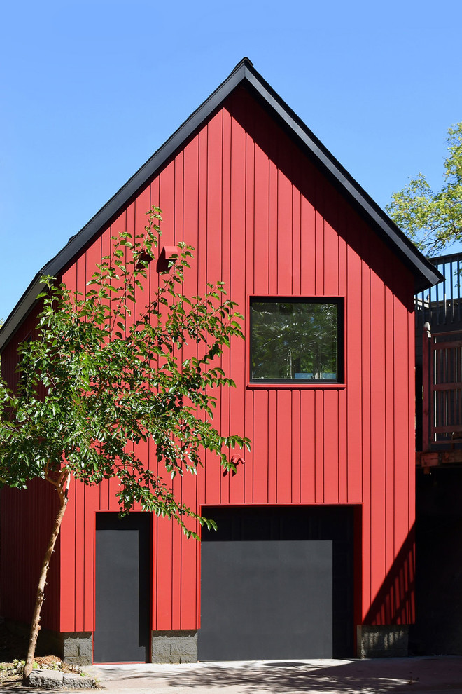 Exempel på ett litet modernt rött hus, med två våningar, metallfasad, sadeltak och tak i shingel