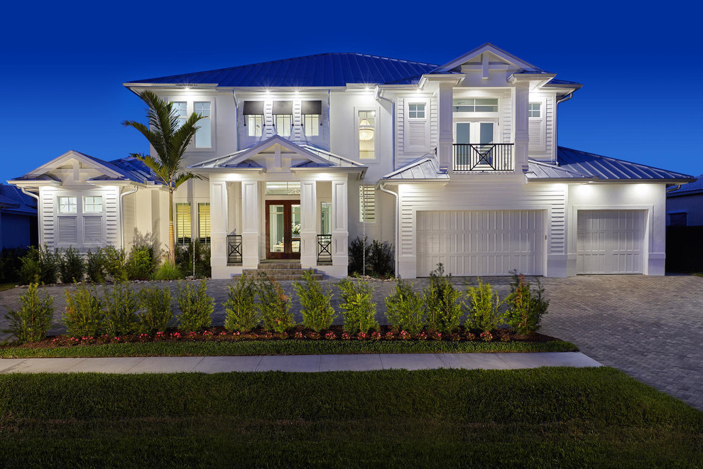 Großes, Zweistöckiges Maritimes Einfamilienhaus mit Faserzement-Fassade, weißer Fassadenfarbe, Walmdach und Blechdach in Miami