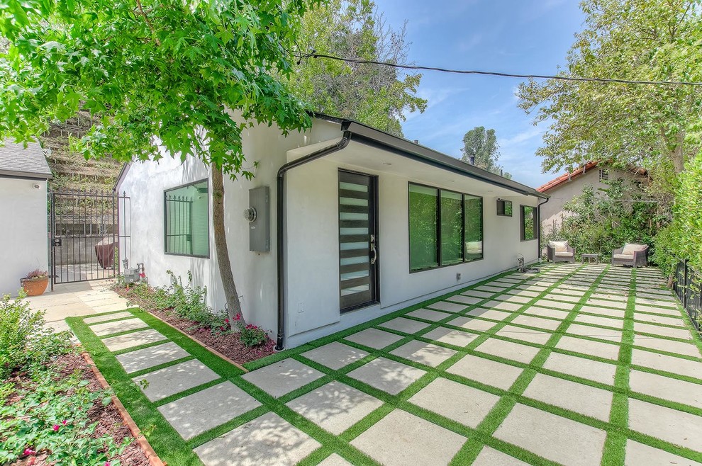 Photo of a medium sized and white bungalow render detached house in Los Angeles.