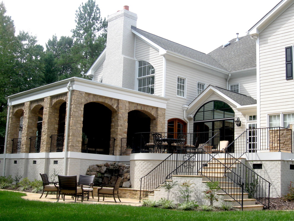 Großes, Zweistöckiges Klassisches Haus mit Backsteinfassade, weißer Fassadenfarbe und Satteldach in Raleigh