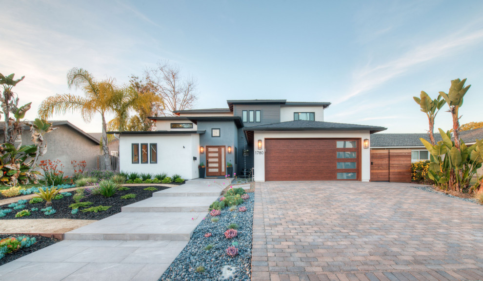 Zweistöckiges Modernes Einfamilienhaus mit Mix-Fassade, bunter Fassadenfarbe, Walmdach und Schindeldach in San Diego