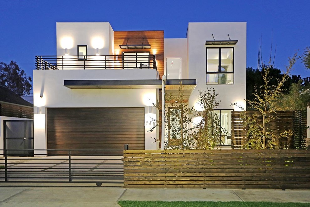 Стильный дизайн: двухэтажный, белый частный загородный дом среднего размера в стиле модернизм с облицовкой из цементной штукатурки и плоской крышей - последний тренд
