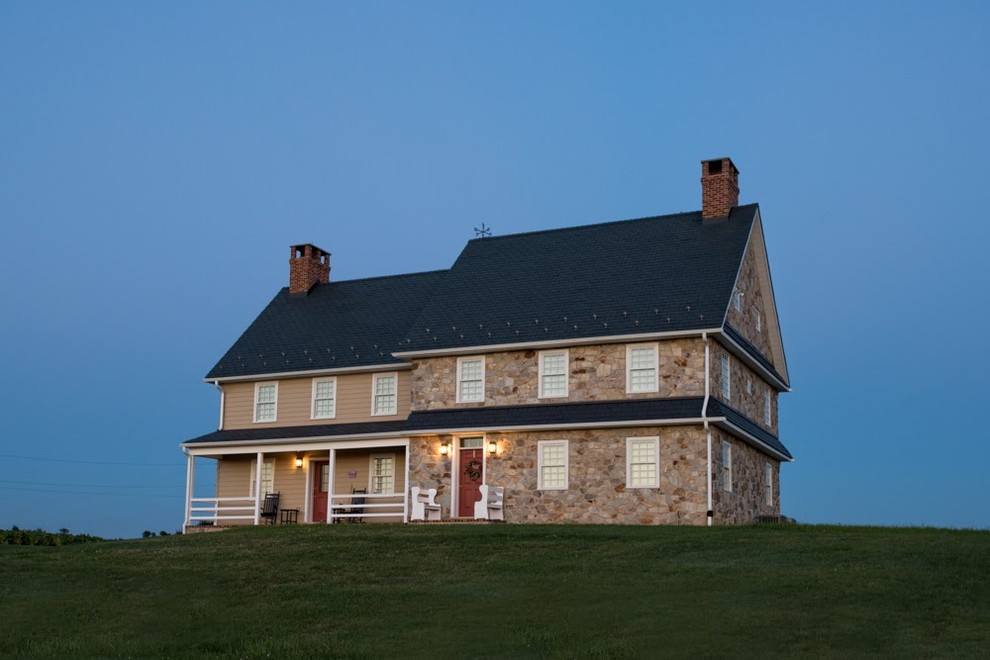 Großes, Zweistöckiges Country Haus mit Mix-Fassade und Satteldach in Philadelphia