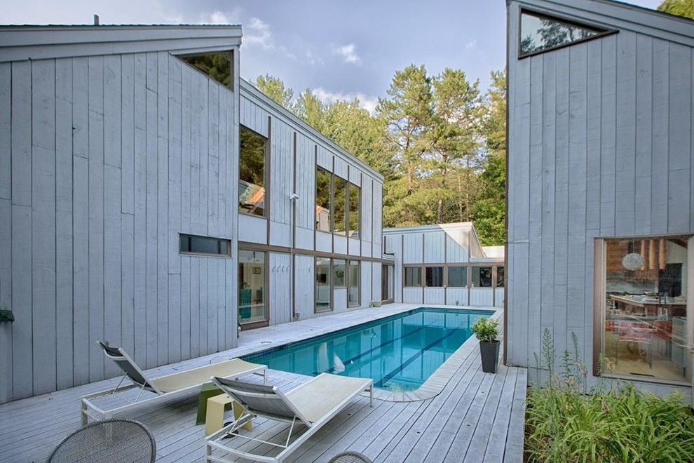 Идея дизайна: большой, двухэтажный, деревянный, серый дом в стиле модернизм с двускатной крышей