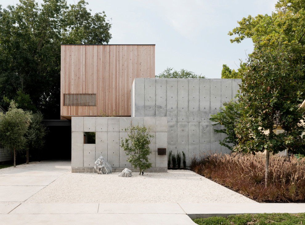 Imagen de fachada de casa gris minimalista de dos plantas con revestimientos combinados y tejado plano