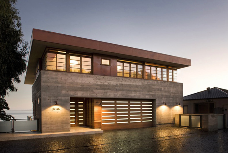 Пример оригинального дизайна: большой, двухэтажный, коричневый дом в стиле модернизм с облицовкой из бетона и плоской крышей