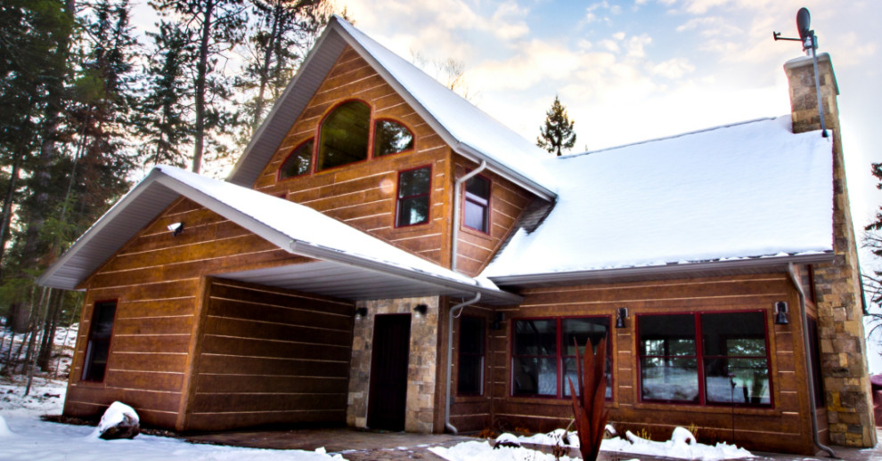 Diseño de fachada de casa marrón rural de dos plantas con revestimiento de hormigón