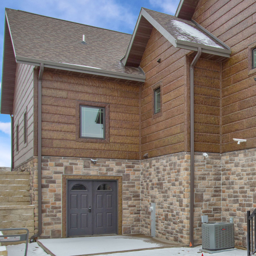 Пример оригинального дизайна: коричневый частный загородный дом в стиле рустика с облицовкой из бетона