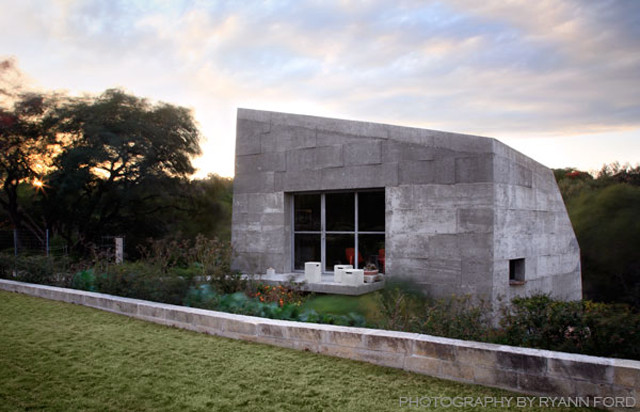 Kleines, Einstöckiges Industrial Haus mit Betonfassade und grauer Fassadenfarbe in Austin