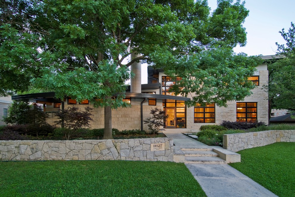 Mittelgroßes, Zweistöckiges Modernes Haus mit Mix-Fassade und beiger Fassadenfarbe in Dallas