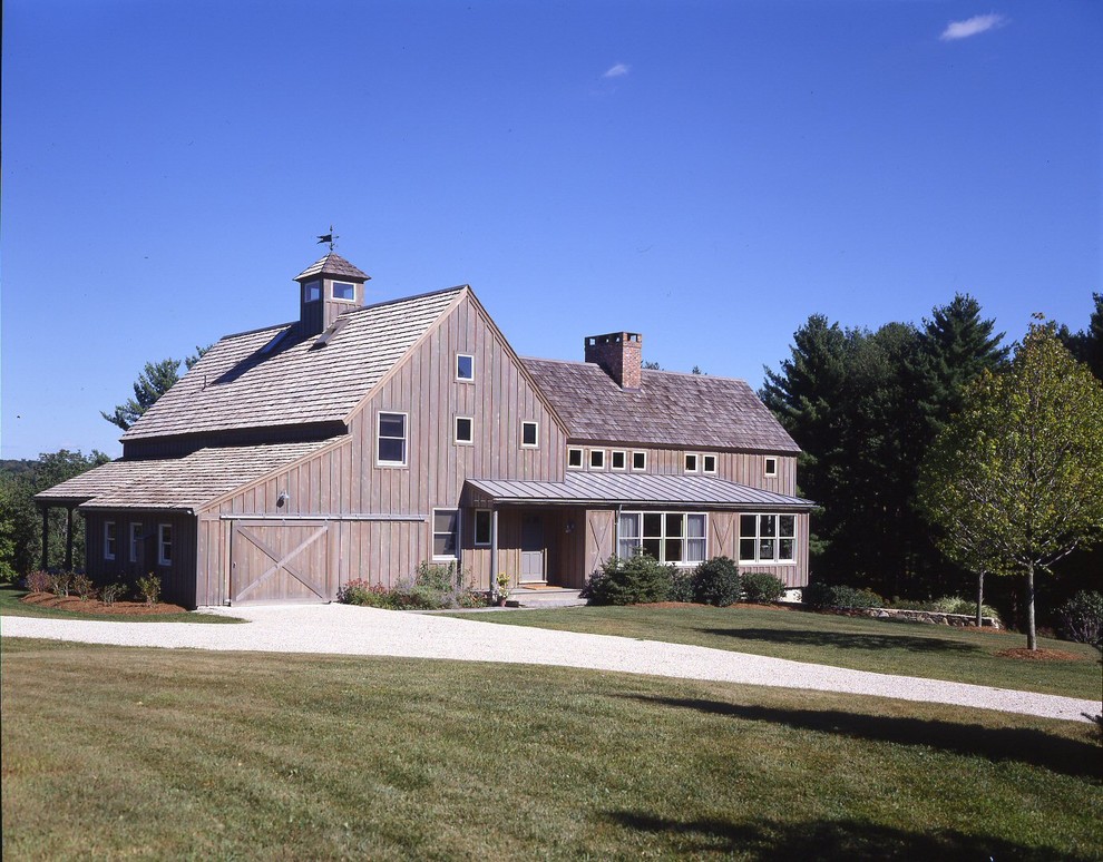 Foto de fachada marrón de estilo de casa de campo de dos plantas con tejado a dos aguas