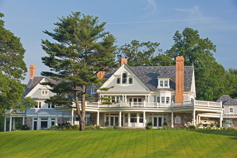 Пример оригинального дизайна: двухэтажный, серый дом в классическом стиле с двускатной крышей
