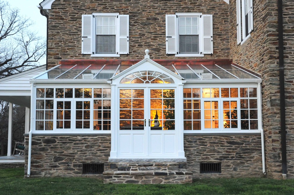 Пример оригинального дизайна: большой, двухэтажный, бежевый дом в классическом стиле с облицовкой из камня и двускатной крышей