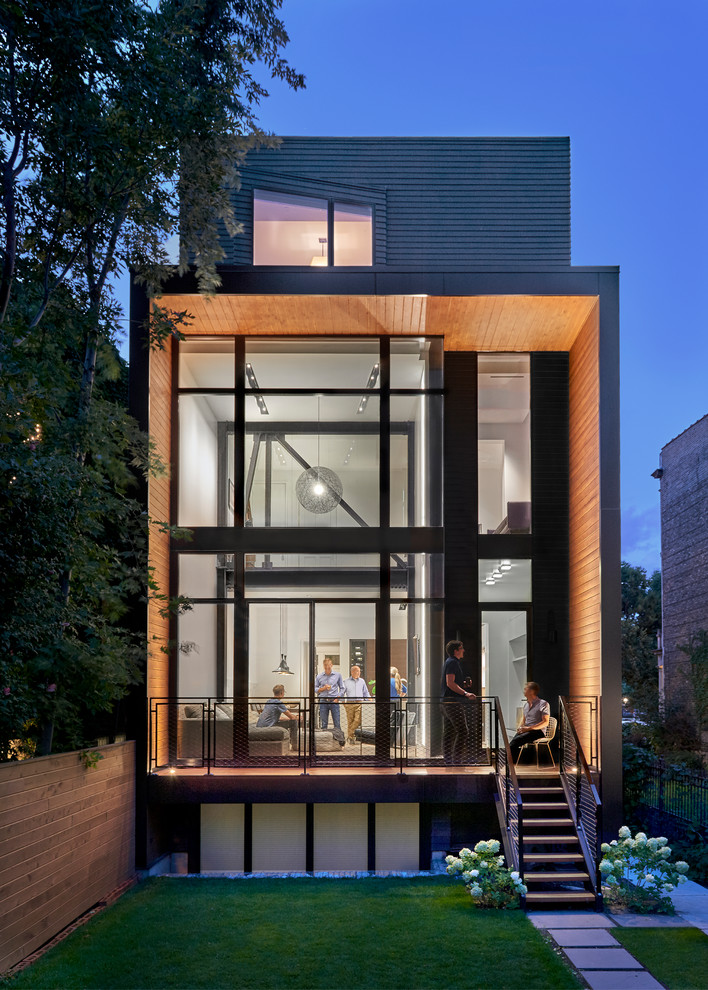 Cette image montre une grande façade de maison design à deux étages et plus avec un revêtement mixte.