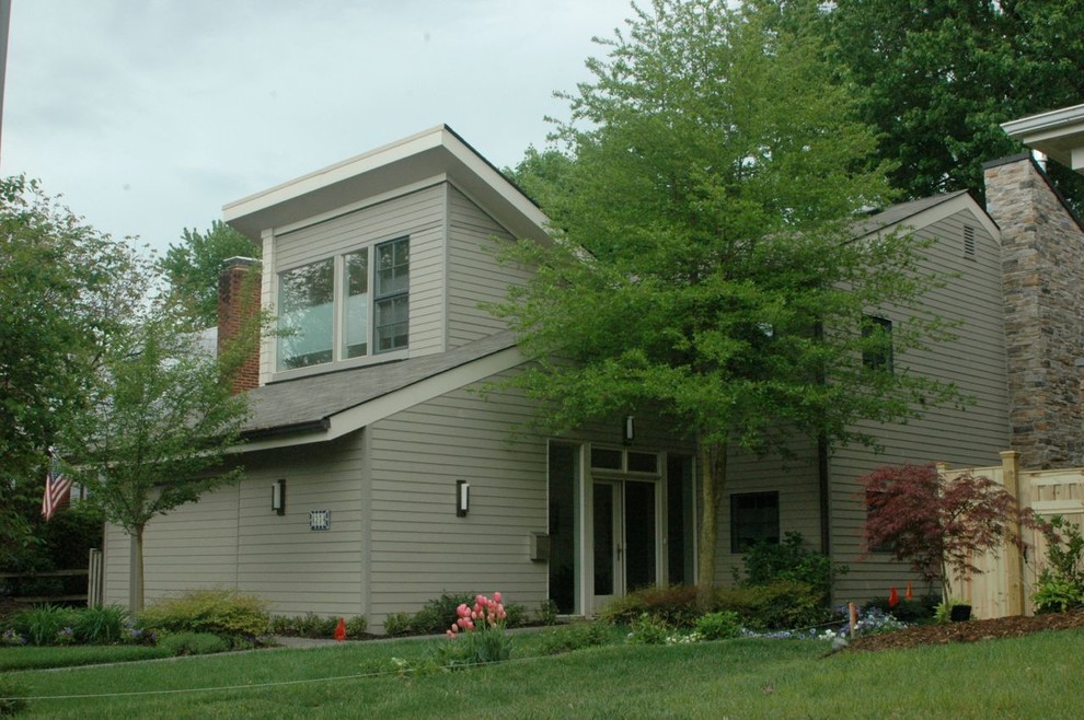 Exemple d'une façade de maison grise tendance en panneau de béton fibré de taille moyenne et à un étage avec un toit en appentis.