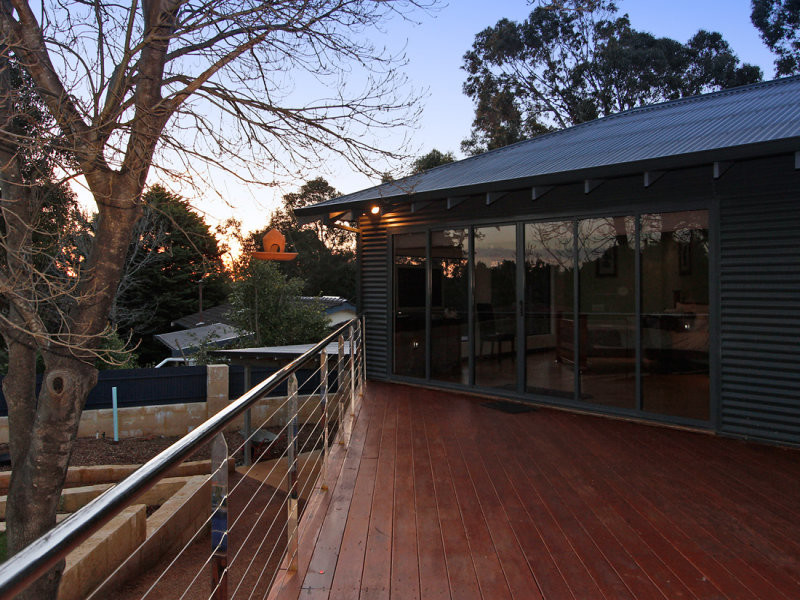Пример оригинального дизайна: одноэтажный, серый частный загородный дом среднего размера в современном стиле с облицовкой из металла, вальмовой крышей и металлической крышей