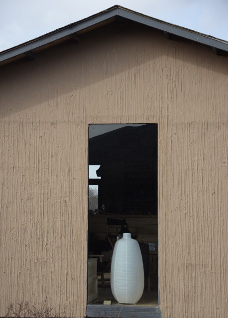Réalisation d'une façade de maison beige nordique en adobe de taille moyenne et de plain-pied avec un toit à deux pans.